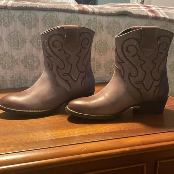 Brand new never been worn ankle booties. Brown leather size 9.5 - Picture 2 of 4